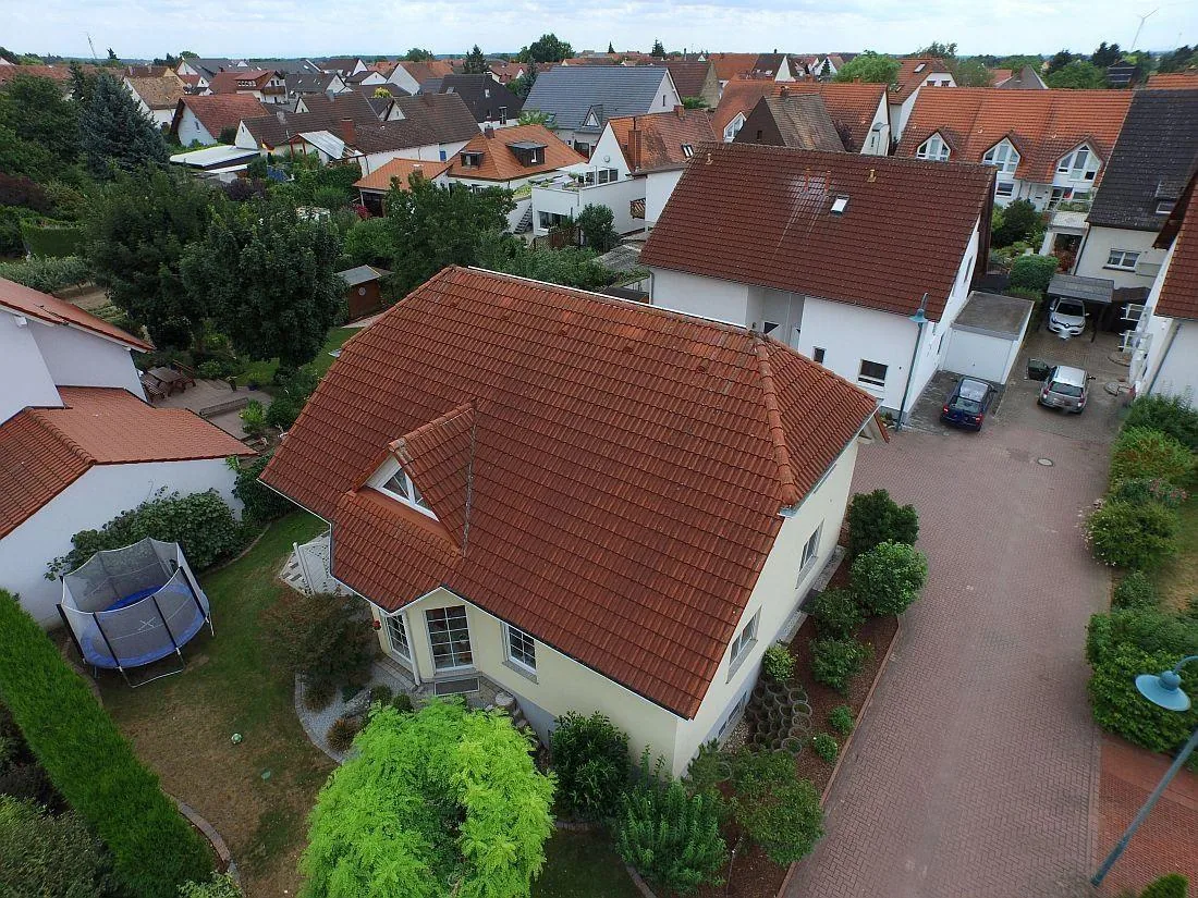 Dach vor einer professionellen Fassadenbeschichtung